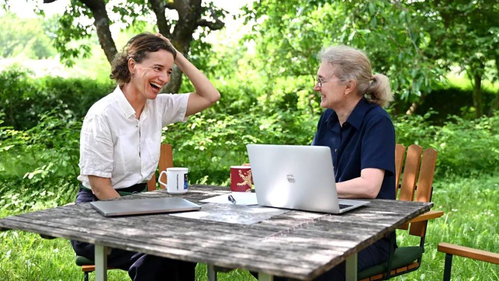 Mia-Marie Hammarin och Pia Dellson sitter utomhus.